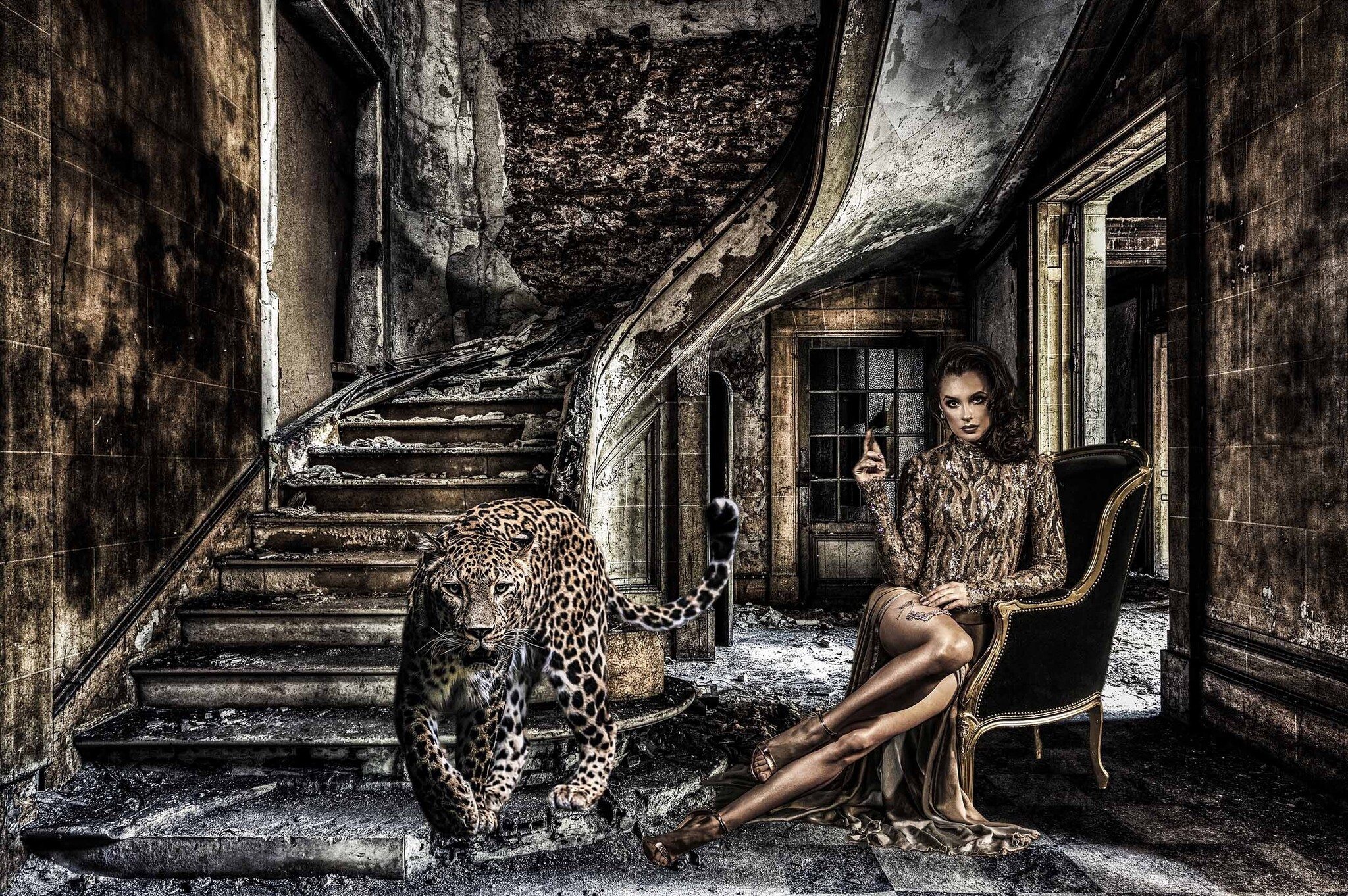 Foto Glas Art - Vrouw op stoel met luipaard in oud gebouw , 80x120, prachtig voor in de woon en of slaapkamer, inclusief ophang materiaal afbeelding 1