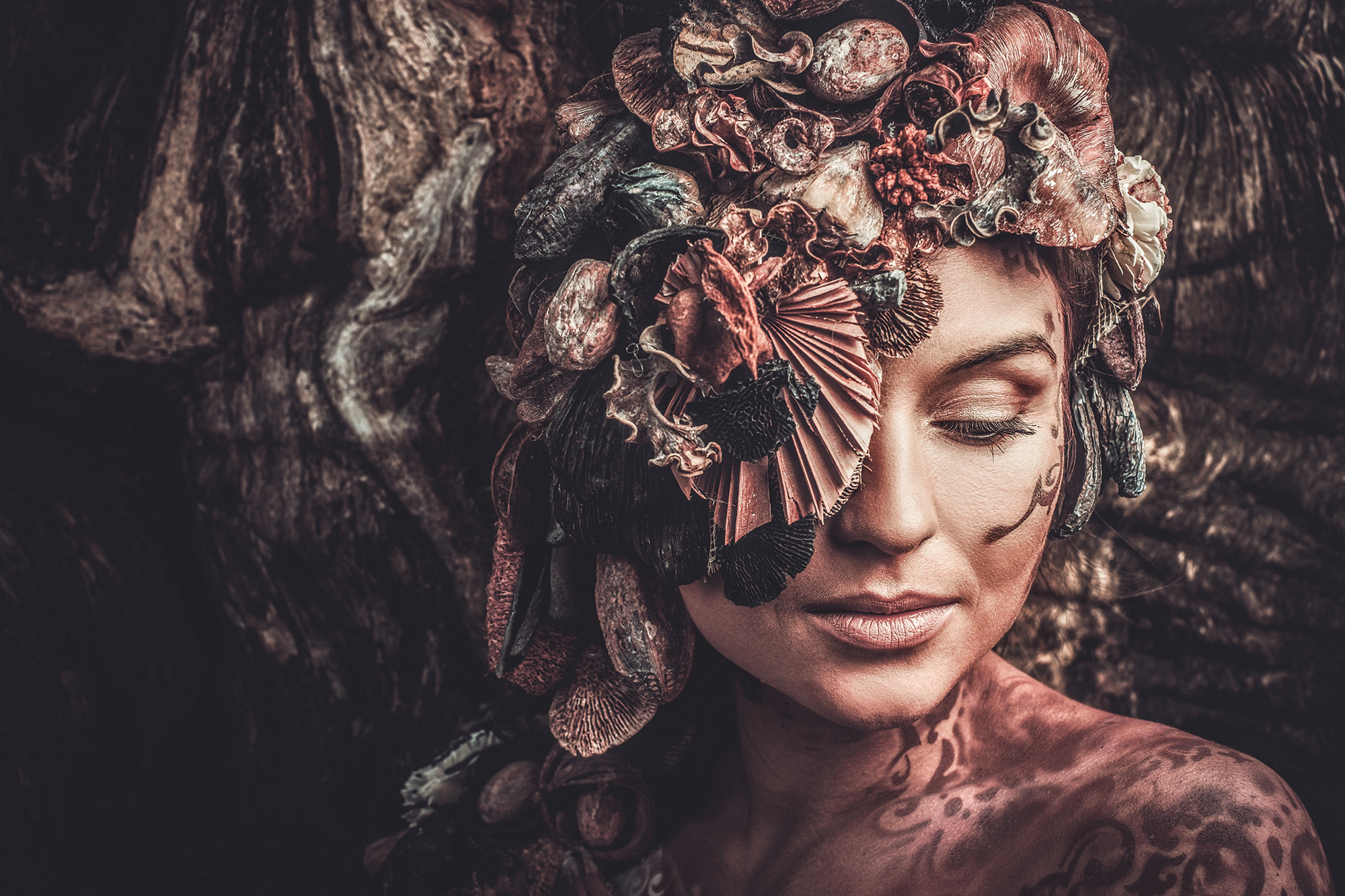 Foto Glas Art - Vrouw met moderne versiering om haar heen , 80x120, prachtig voor in de woon en of slaapkamer, inclusief ophang materiaal afbeelding