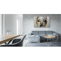 Schilderij - Vrouw omringt door Goud, zwart/grijs, Premium Print 90x60cm Schilderij - Vrouw omringt door Goud, zwart/grijs, Premium Print 90x60cm