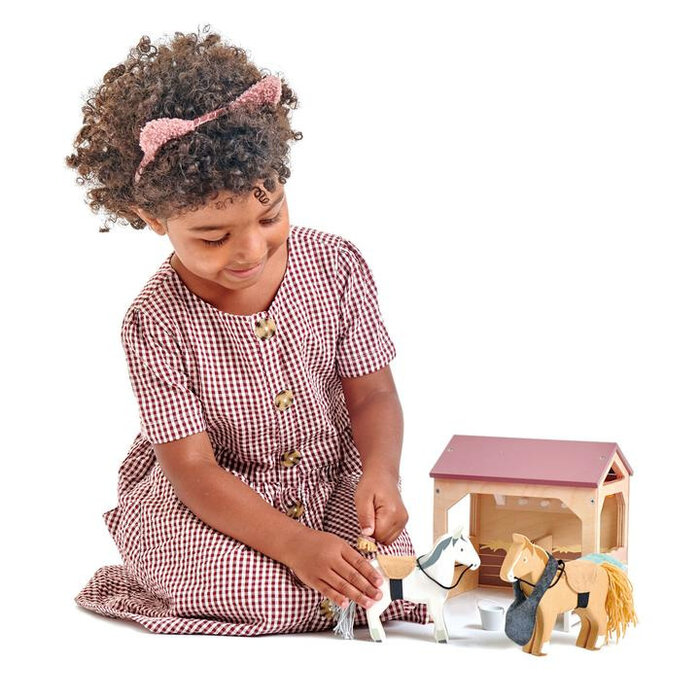 Tender Leaf Toys Houten speelgoed - Paardenstal met 2 pony's en accessoires