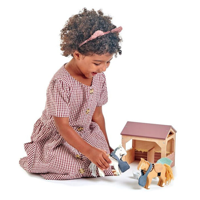 Tender Leaf Toys Houten speelgoed - Paardenstal met 2 pony's en accessoires