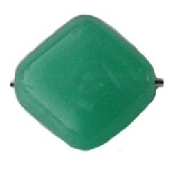 Glaskraal. 11mm. Groen opal Vierkant. Plat met het rijggat diagonaal.