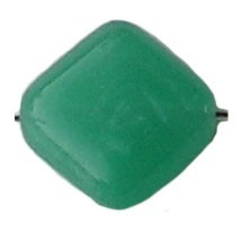 Glaskraal. 11mm. Groen opal Vierkant. Plat met het rijggat diagonaal voor het maken van sieraden en accessoires