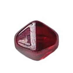 Glaskraal. 12x12mm. Piramide. Rood. Luster.