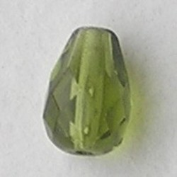 Geslepen Druppel. Rijggat door het midden . 7x10mm. Olivine.