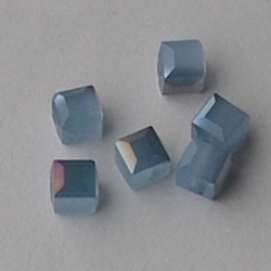 Facet Geslepen Kubus Glaskraal. Light Blue AB . 6x6mm. Per stuk.