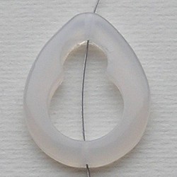 Druppelvormige Blanke Jade. 25x32mm.
