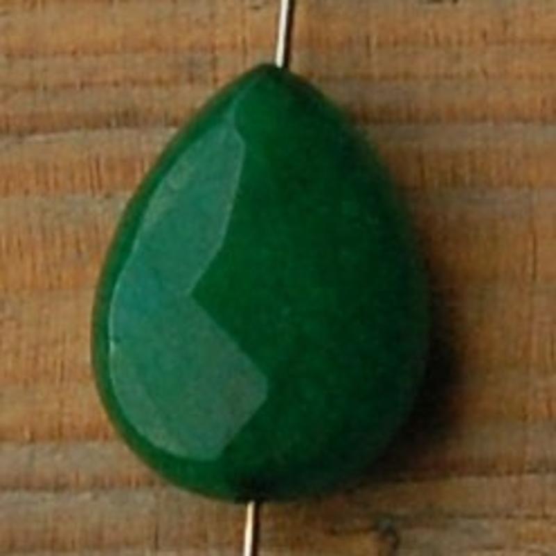 Geslepen Druppel. Jade Dyed. Plat. Rijggat door het midden . 15x20mm. Dark Green,