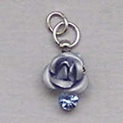 Metalen Roosje aan hanger met Strass. 7x10mm. Licht Blauw.