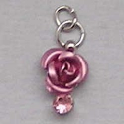 Metalen Roosje aan hanger met Strass.  7x10mm. Roze