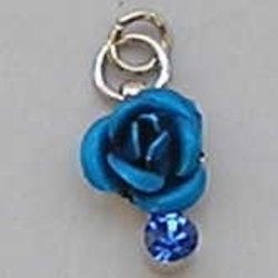 Metalen Roosje aan hanger met Strass. 7x10mm. Blue