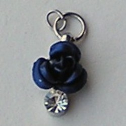 Metalen Roosje aan hanger met Strass.  7x10mm. Montana Blue.