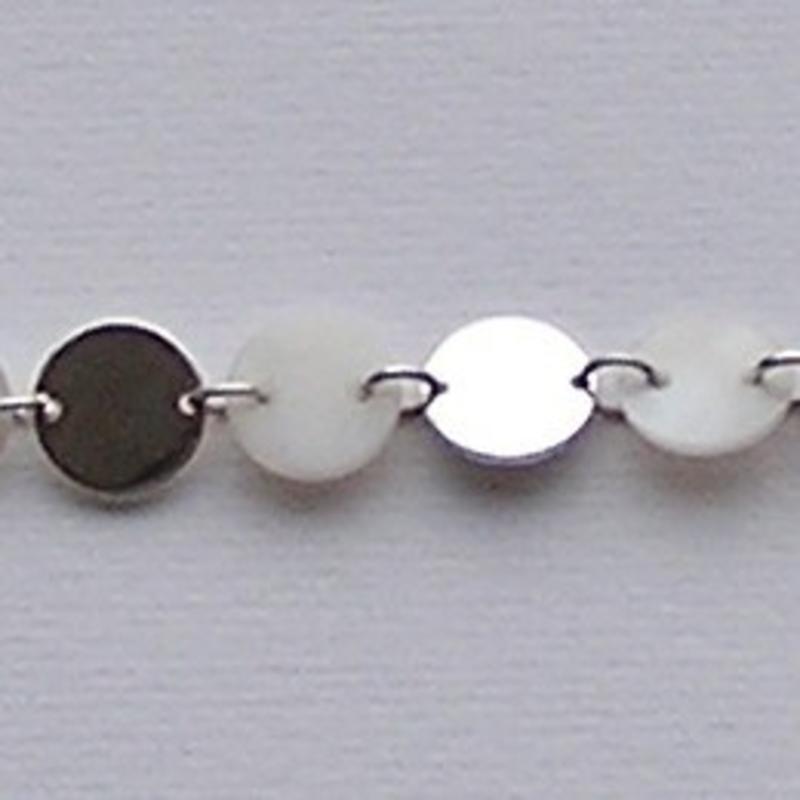 Ketting. Parelmoer. 10mm.Rond/Plat. met Silverplated Knoopjes. Per 50cm.