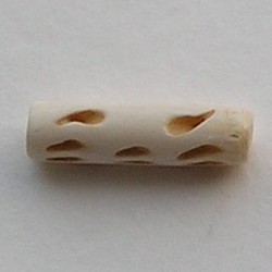 Creme Benenkraal. 7x24mm. Bewerkt en Ovaal. Per stuk