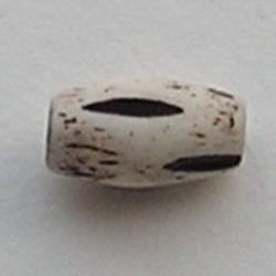 Creme/Zwarte Benenkraal. Bewerkt en Ovaal. 7x12mm. Per stuk