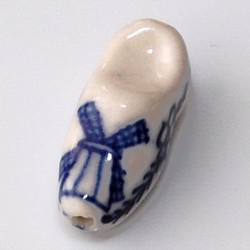 Porseleinen Klompje. 9x23mm. Delfsblauw met Molentje.