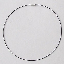 Spang gecoat draad 1mm. met schroefsluiting. diameter 16cm. lengte is 51.5cm. Zwart.