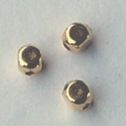 Metalen kraaltje. Vierkantig. 4x4mm. Goudkleurig.