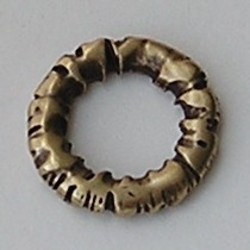 Oudgoudkleurige Bewerkte Metalen Ring. 30mm.