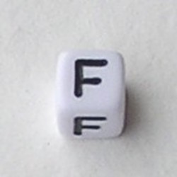 Letter Acrylkraal. Kubus. 6x6mm. Wit met zwarte letter F.