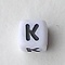 Letter Acrylkraal. Kubus. 6x6mm. Wit met zwarte letter K.