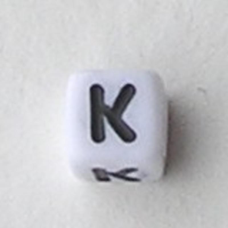 Letter Acrylkraal. Kubus. 6x6mm. Wit met zwarte letter K.
