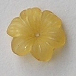 Lucite flower. 12mm. Rijggat in het midden. Kunststof bloemetje Geel mat.