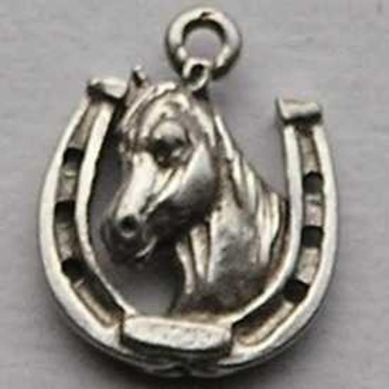 Bedel. Hoefijzer met Paard. 18mm. Oudzilverkleurig.