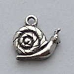 Charm Schnecke mit Haus. 15 mm. Versilbert mit einer harten Schutzschicht.