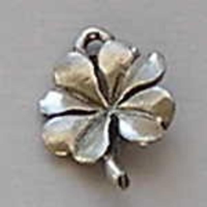 Bedel Klavertje Vier. 12x17mm. Verzilverd met harde beschermlaag.