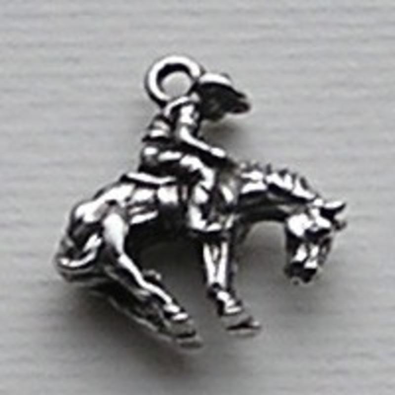 Bedel Cowboy op Paard. 18x20mm. Verzilverd.