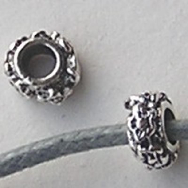 Metalen kraal met bloemetjes. Rondelle. Oudzilverkleurig. 3.5x6.5mm.