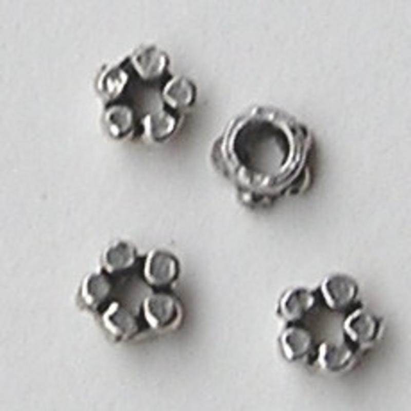 Metalen eindkraaltje voor een nietstift. Bloemvormig. 4mm. Oudzilverkleurig.