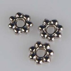 Metalen bewerkte spacer. 4mm. Zilverkleurig