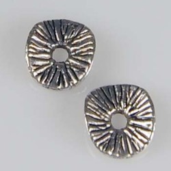 Bewerkt schijfje golvend. 8x9mm.Oudzkl.