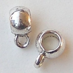 Kraal. Rondelle. 6x8mm breed. Rijggat is 4.5mm. Kraal heeft een oogje. Lichtzilverkleurig.