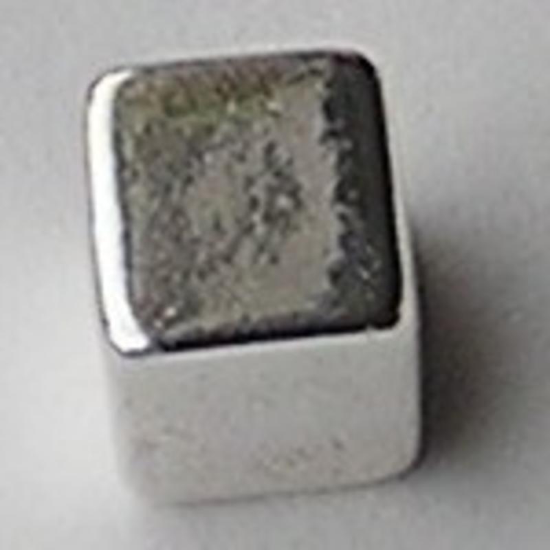 Vierkante Kraal. 10x10mm. Silverplated. Metallook