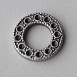 Ornamentje. 14mm. Rond en Plat. (Brass). Oudzilverkleurig. voor 12 similisteentjes 1.5mm. per stuk