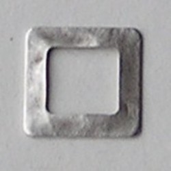 Vierkant tussenstuk. 12x12mm. Brass. Hamerslag bewerkt Matzilverkleurig. Hoogwaardige kwaliteit
