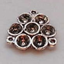 Tussenzetsel Bloem. 18mm. 3 ogen. voor 7x 4mm. Swarovski Simillisteentjes. Zilverkleurig