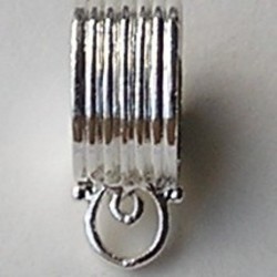 Tussenstukje. 8x20mm.  Om tussen 16mm kralen mee te rijgen Silverplated.