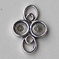 Tussenstukje. voor twee platte Swarovski steentjes ss20. 12x18mm. Zilverkleurig