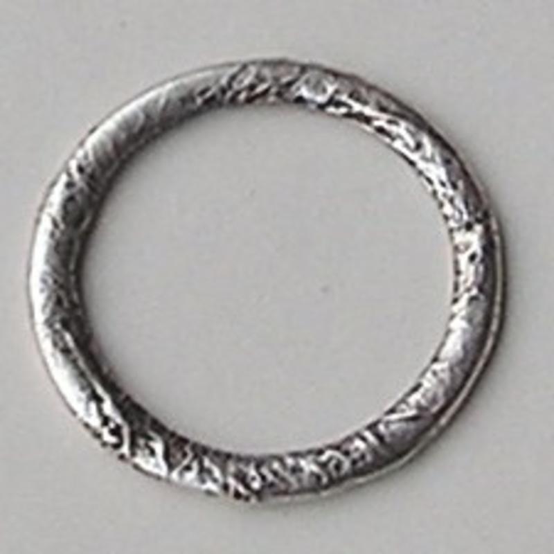 Plat bewerkte Metalen Ring. 48mm. Licht Matzilverkleurig.