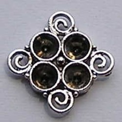 Vierkant ornament. 28x28mm. voor 4x Swarovskisteen ss39. Zilverkleurig