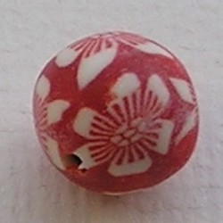 Fimoklei-Kraal. 10mm. Rood met Witte Bloemetjes. Rond.