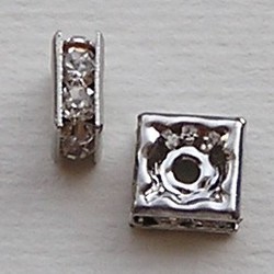 Quadrelle. 7x7mm. Zilverkleurig met Crystal Strass.