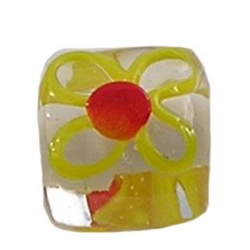 Glaskraal. 14x14mm. Vierkant. Transparant met Gele bloem