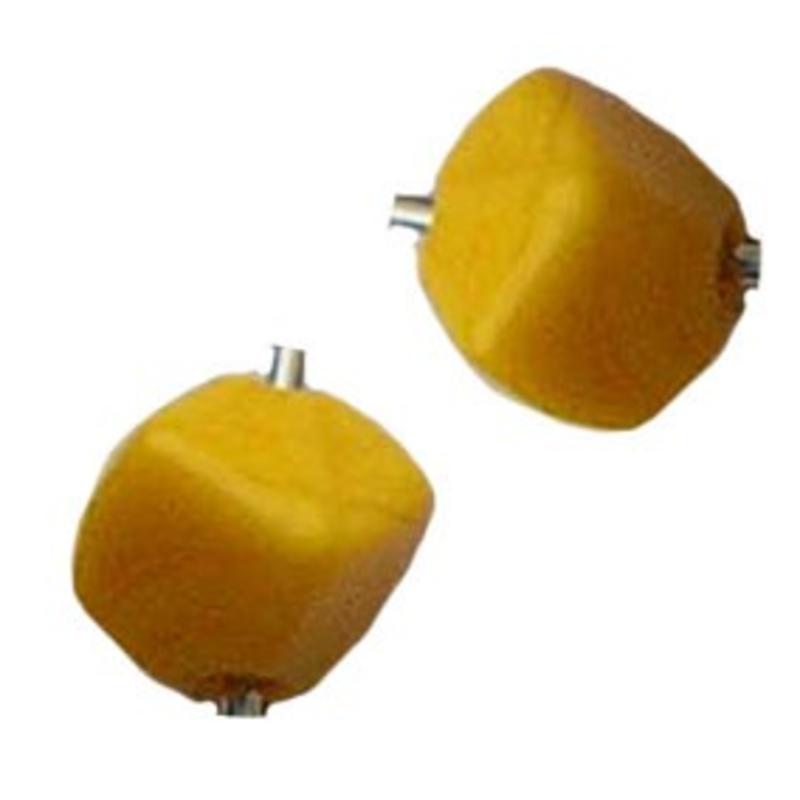 Glaskraal. 5mm. Hoekig met gaatje dwarsdoor. Geel Opaque.