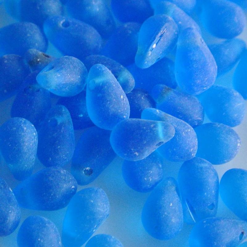 Glaskraal druppeltje. 5x7mm. Mat blauw Het gaatje zit bovenin de kraal. Per 100 stuks voor.