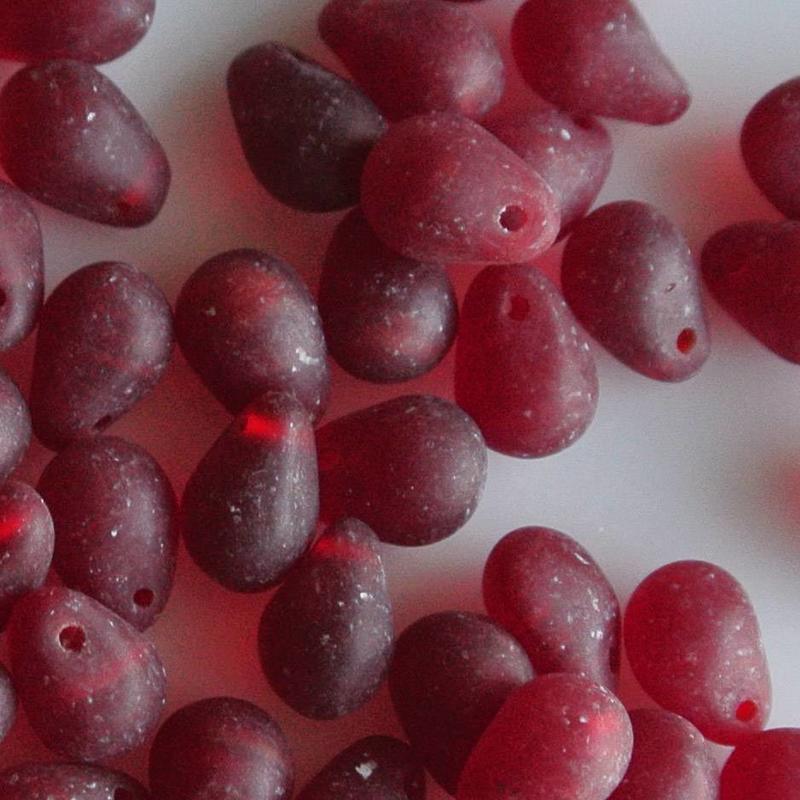 Glaskraal druppeltje. 5x7mm. Mat rood Het gaatje zit bovenin de kraal. Per 100 stuks voor.